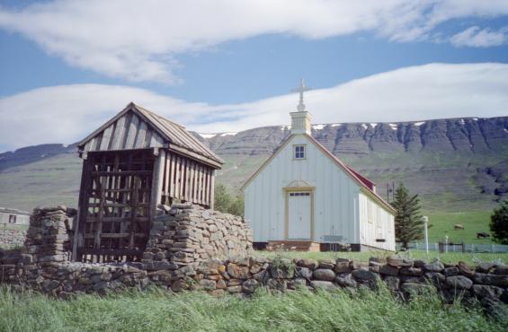Church at M��ruvellir with bell-gate