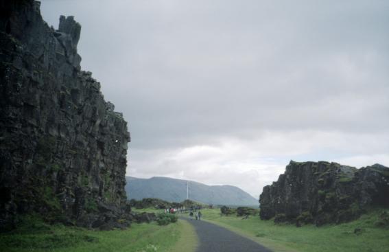 The path by the flagpole at �ingvellir